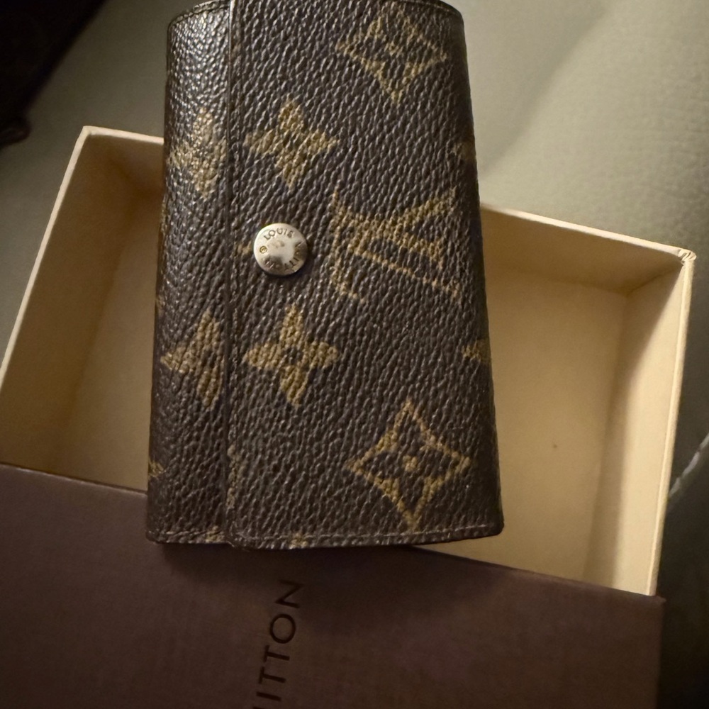 Louis Vuitton Brown and Tan Monogram six  Key Pouch - Picture 2 of 9